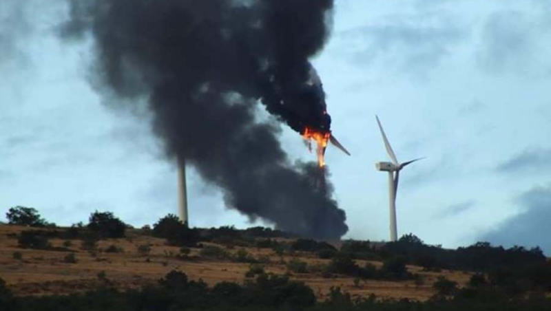 A lightning strike sets fire to a wind turbine in Montaves (Soria)